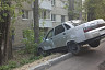 В Саратове автомобиль повис над дорогой