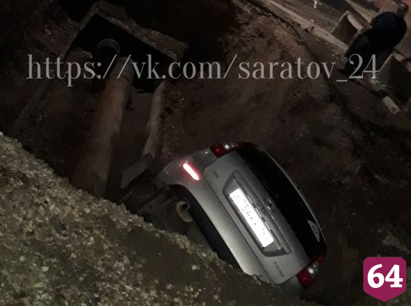 В Саратове ночью автомобиль такси попал в коммунальную траншею 
