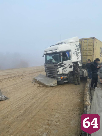 На трассе под Саратовом в туман столкнулись пять автомобилей