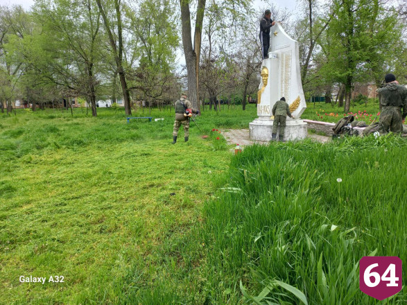 Саратовские бойцы СВО облагораживают памятник в Запорожье