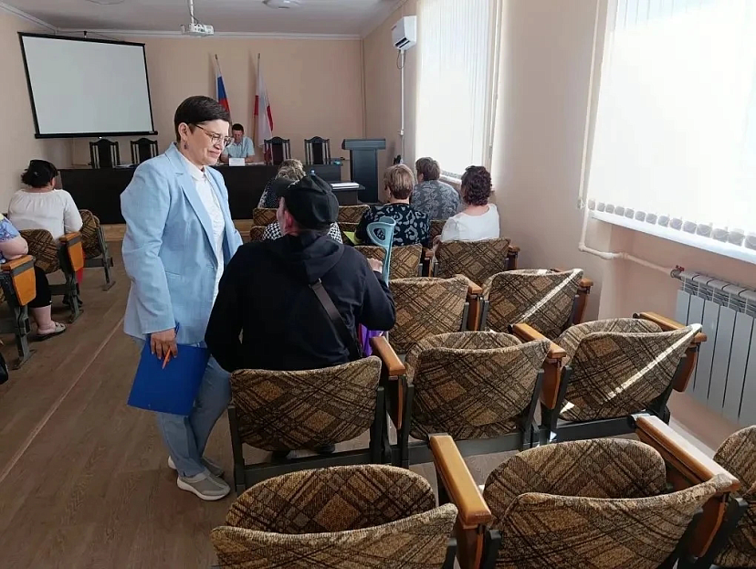 Саратовских ветеранов СВО специалисты консультируют на выездных приемах 