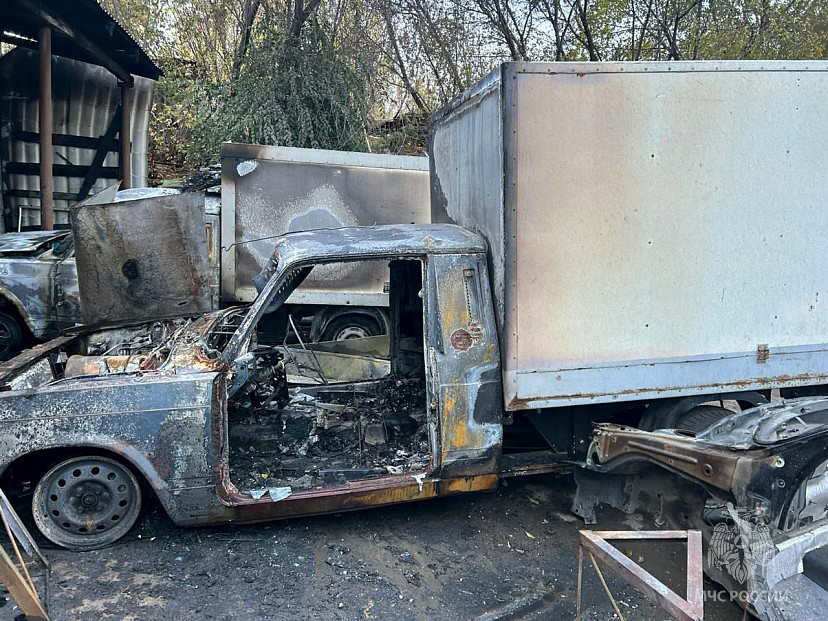 В Саратове утром сгорели три машины и мотоцикл