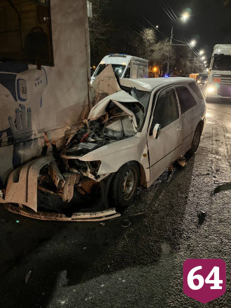 В Саратове автомобиль залетел под троллейбус