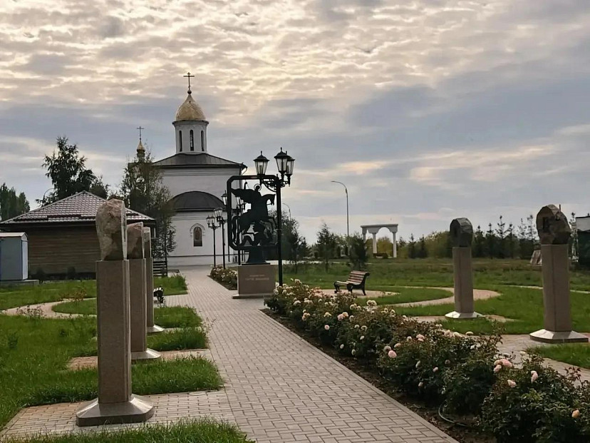 В Энгельсе компания-меценат помогает благоустраивать аллею у храма