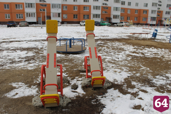 В Энгельсе дети играют на площадке рядом с вырванными из земли качелями