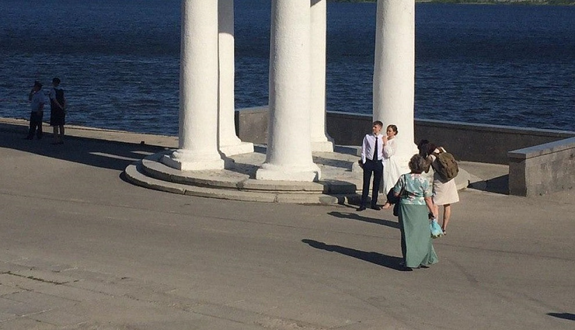 Саратовцы на самоизоляции устроили свадебную фотосессию на набережной 