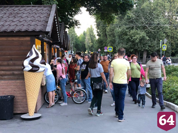 Жители Саратова проводят вечер на каруселях без масок