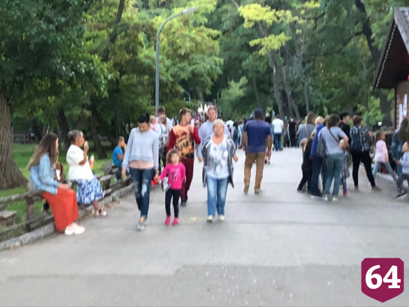 Жители Саратова проводят вечер на каруселях без масок
