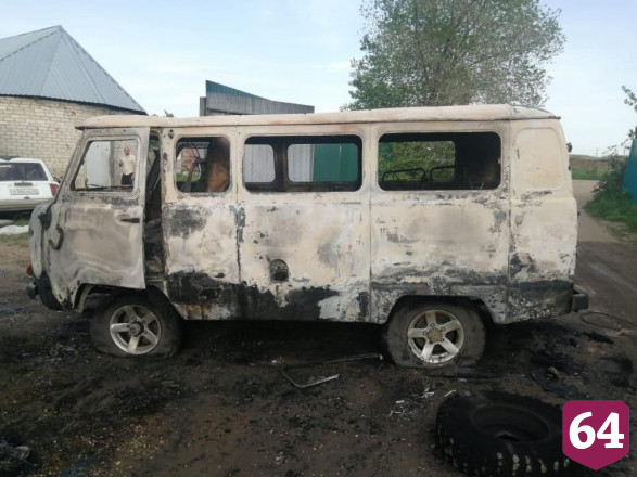 В дачном поселке Саратова сгорел автомобиль