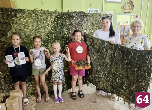Саратовских школьников научили плести маскировочный модуль 