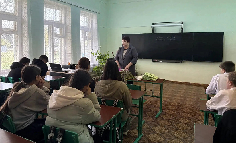 Саратовским школьникам показали изделия волонтеров для бойцов СВО
