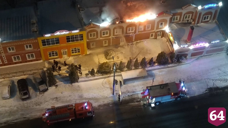 Саратовские пожарные тушили вывеску гостиницы