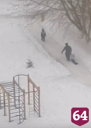 В Саратове женщина волоком по земле тащила ребенка в детсад