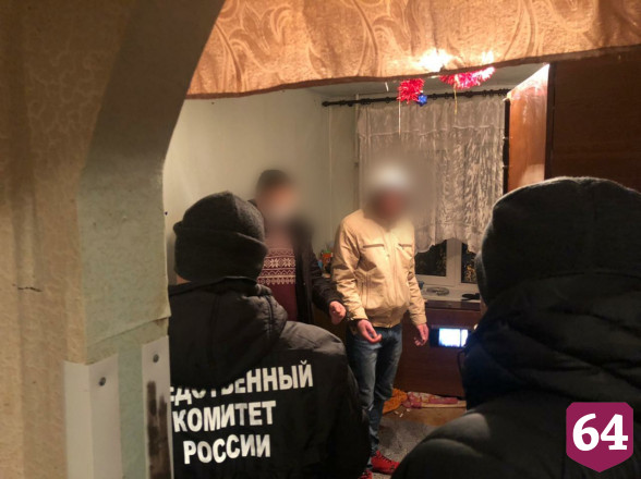 Саратовец избил и бросил умирать в подъезде бывшего сожителя любовницы