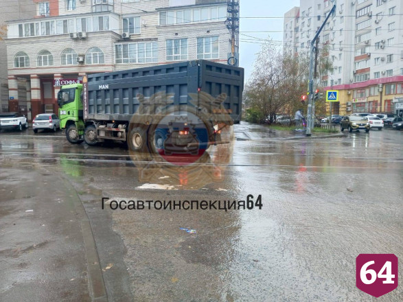 У Детского парка в Саратове сбили двух человек
