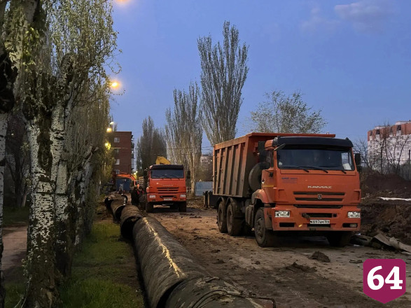 Максим Леонов провел планерку на месте обрушения коллектора