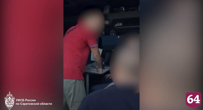 Дальнобойщика задержали за взятку сотруднику ФСБ на трассе под Саратовом 