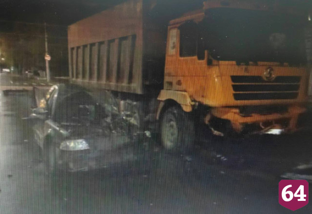 Мужчина травмировался в ДТП с грузовиком в центре Саратова