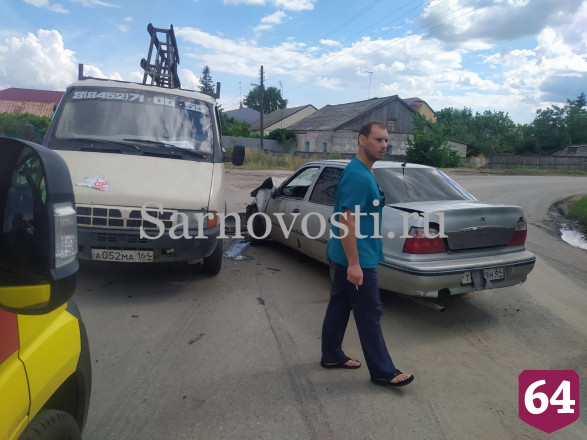 В Саратове пьяный водитель уснул за рулем и протаранил грузовик
