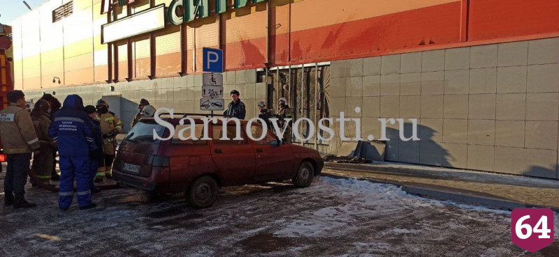 Из полыхающего ТЦ «Оранжевый» эвакуировали 800 человек