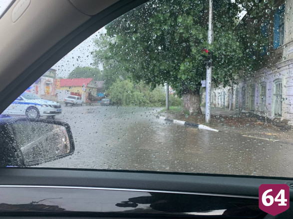Шквалистый ветер повалил деревья в центре Саратова