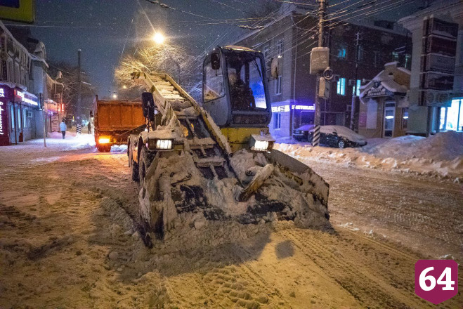 В Саратовской области снег убирали более тысячи спецмашин