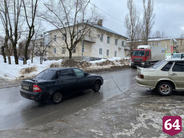В Саратове электропровод упал на проезжую часть