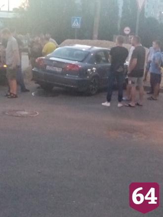 В Саратове пьяный водитель иномарки сбил пешехода и врезался в кучу щебня