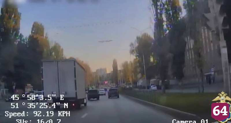 В Саратове пьяный водитель уходил от полиции и задел две машины на дороге