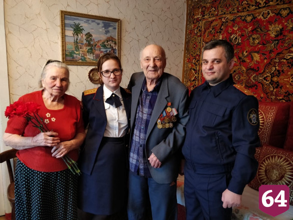 Саратовские следователи перед Новым годом навестили ветерана Анатолия Иночкина
