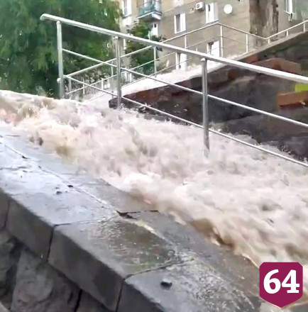 Саратовцы после ливня засняли мощный «водопад» на набережной