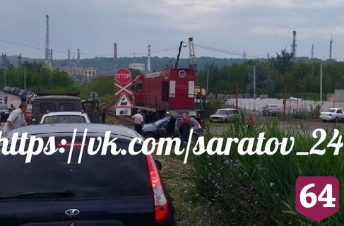 В Саратове мужчина на «Ладе» попал под локомотив 