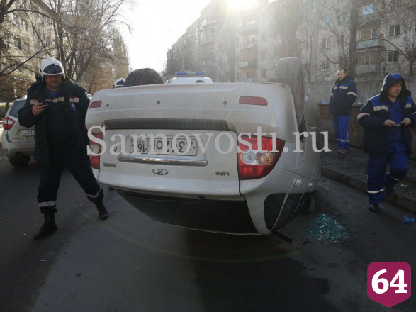 На улице Лунной перевернулась на крышу «Приора» с водителем