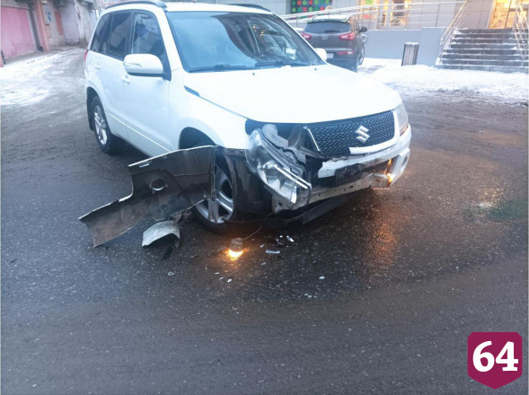 В аварии с хлебным фургоном в Энгельсе покалечилась автоледи