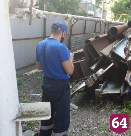 Спасатели вытащили застрявшего щенка из груды металла 