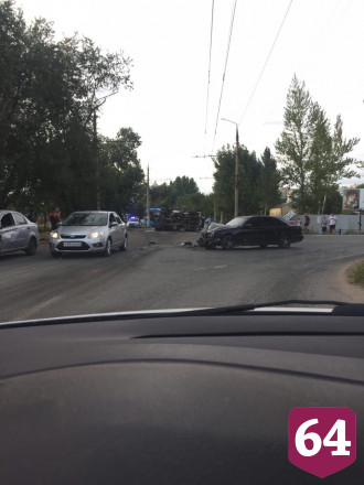 В ходе тройного ДТП ассенизаторская машина опрокинулась на бок 