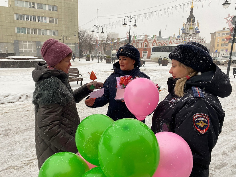 В центре Саратова полицейские дарили женщинам воздушные шары и сладости