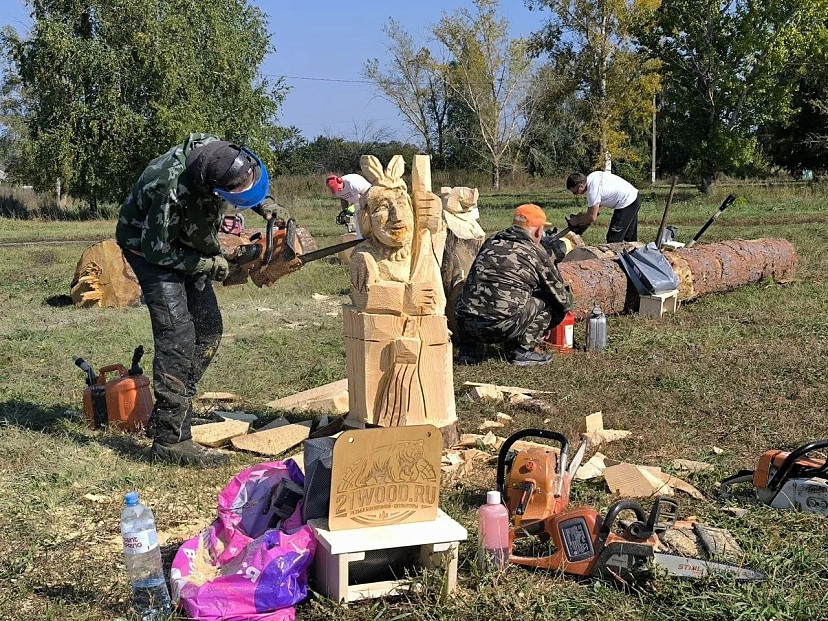 На фестивале в Саратовской области из дерева вырезали Бабу-ягу и медведя 