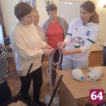 Под Саратовом плетут маскировочные сети для мобилизованных