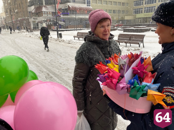 В центре Саратова полицейские дарили женщинам воздушные шары и сладости