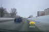 В Саратове лихач на легковушке протаранил сугроб и поехал дальше