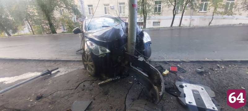 В Саратове водитель Infinity врезался в столб и попал в больницу