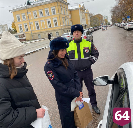 Саратовские автоинспекторы вручили подарки ответственным водителям