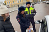 Саратовские автоинспекторы вручили подарки ответственным водителям