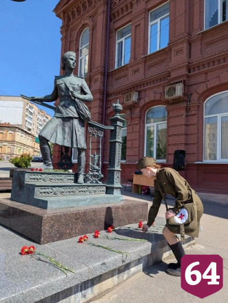 В Саратове у памятника военной медсестре читали стихи и пели песни
