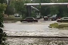Жители Саратова соорудили плот для переправы по затопленной улице
