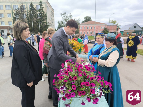 На саратовской ярмарке под песни торговали медом