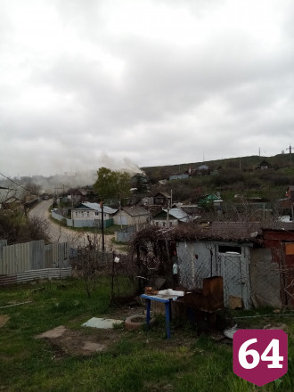 В Саратове из горящего дома спасли 85-летнюю женщину