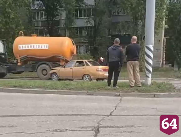 Водитель «Лады» сбил пешехода и врезался в автоцистерну 
