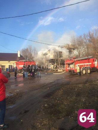 В Саратове горел 2-этажный дом